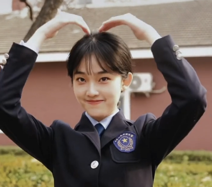 纯真萌妹竟是公安校花才貌双全又美又飒简直是行走的招生简章