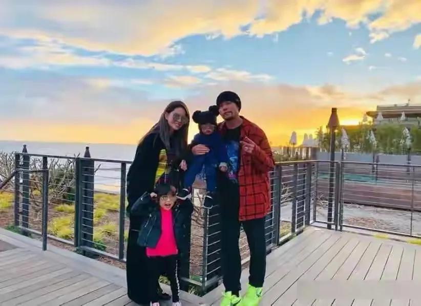周杰伦元旦晒温馨全家福，一家四口都是高颜值，女儿像妈儿子像爸