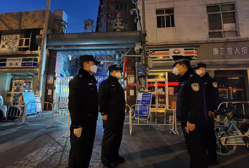 请居民安心在家防控 西安高新警方日夜守护平安