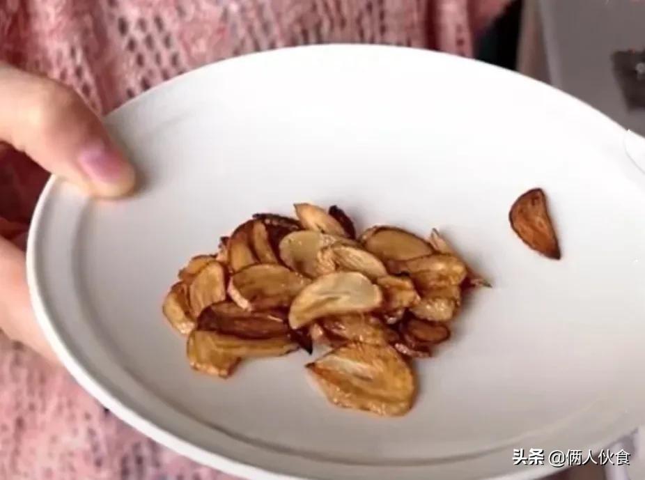 董洁晒牛肉炒面，引来5万网友点赞：耐心做饭的妈妈，样子很美