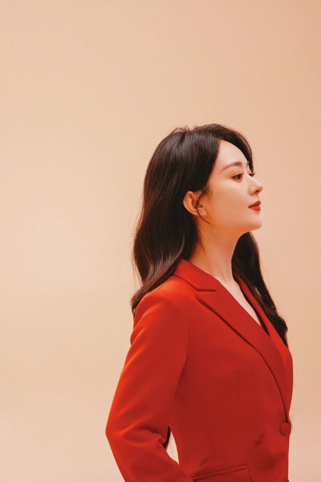 赵丽颖闷声干大事！穿中国红西装霸气侧漏，拿下代言就硬气不少