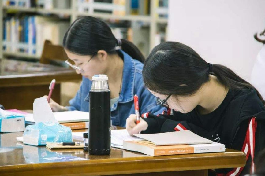 大学入党跟成绩无关，“决定权”在2人手中，大学生应该尽早了解