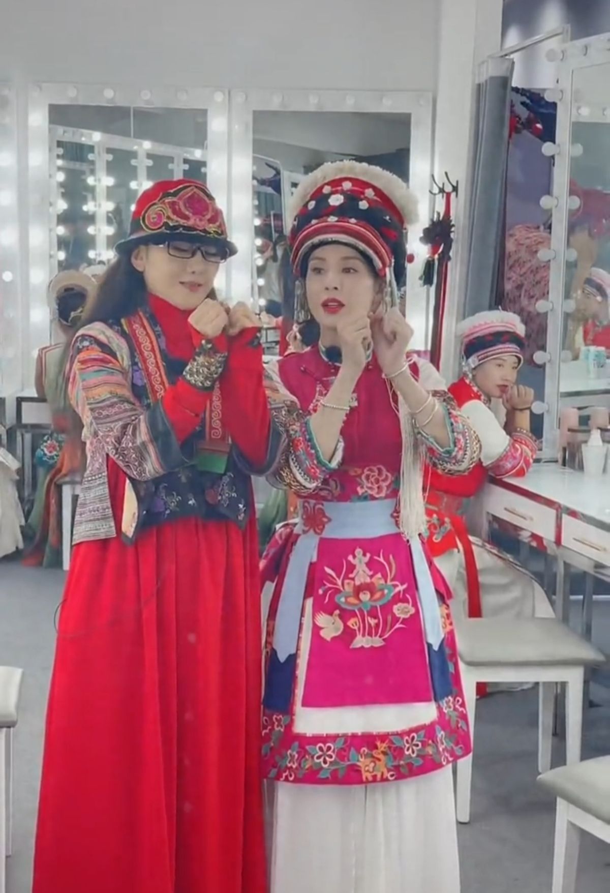 李若彤跟杨丽萍学跳舞，腰比对方还细，两人年过半百皮肤状态超好