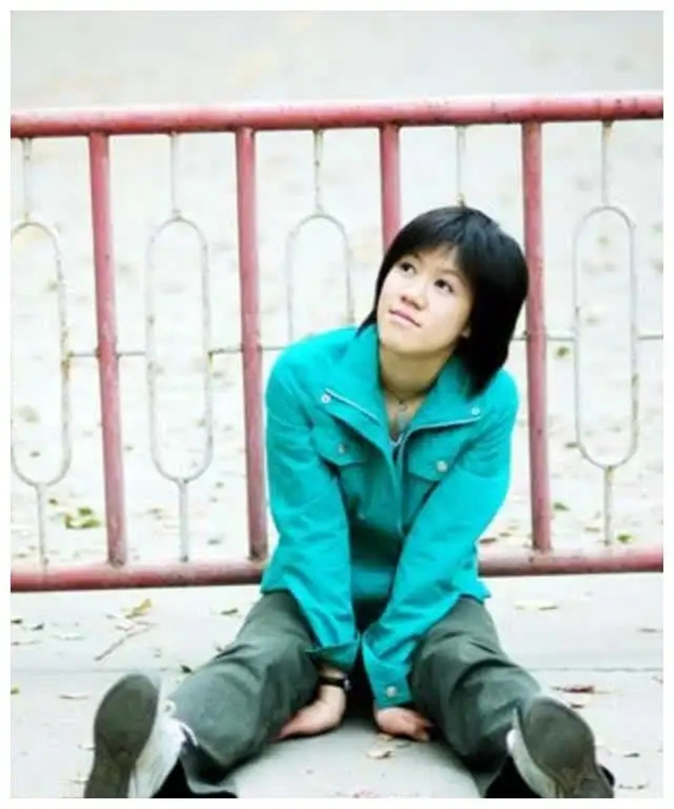 高考763分考上武大，背着瘫痪父亲上学的黄来女，后来怎么样了？