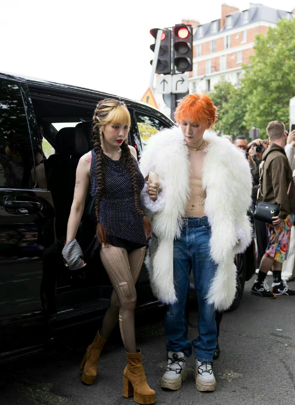 韩星出席时装周：泫雅男友辣眼，权志龙有“姨味”，朴宝剑头发油