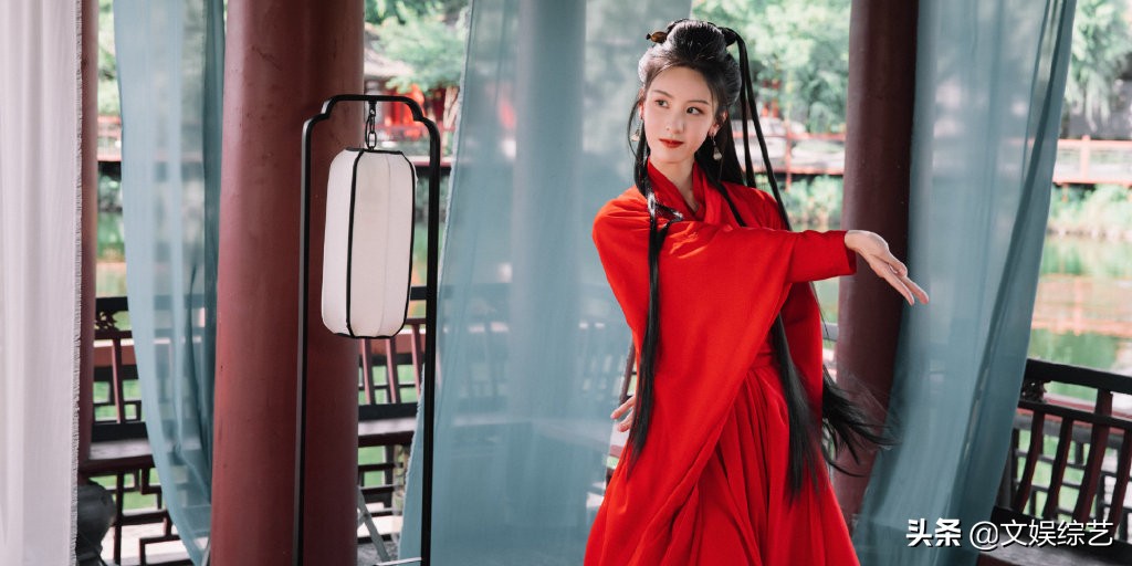 陈都灵的古装穿搭太美了！左手油纸伞，右手团扇遮面，温文尔雅