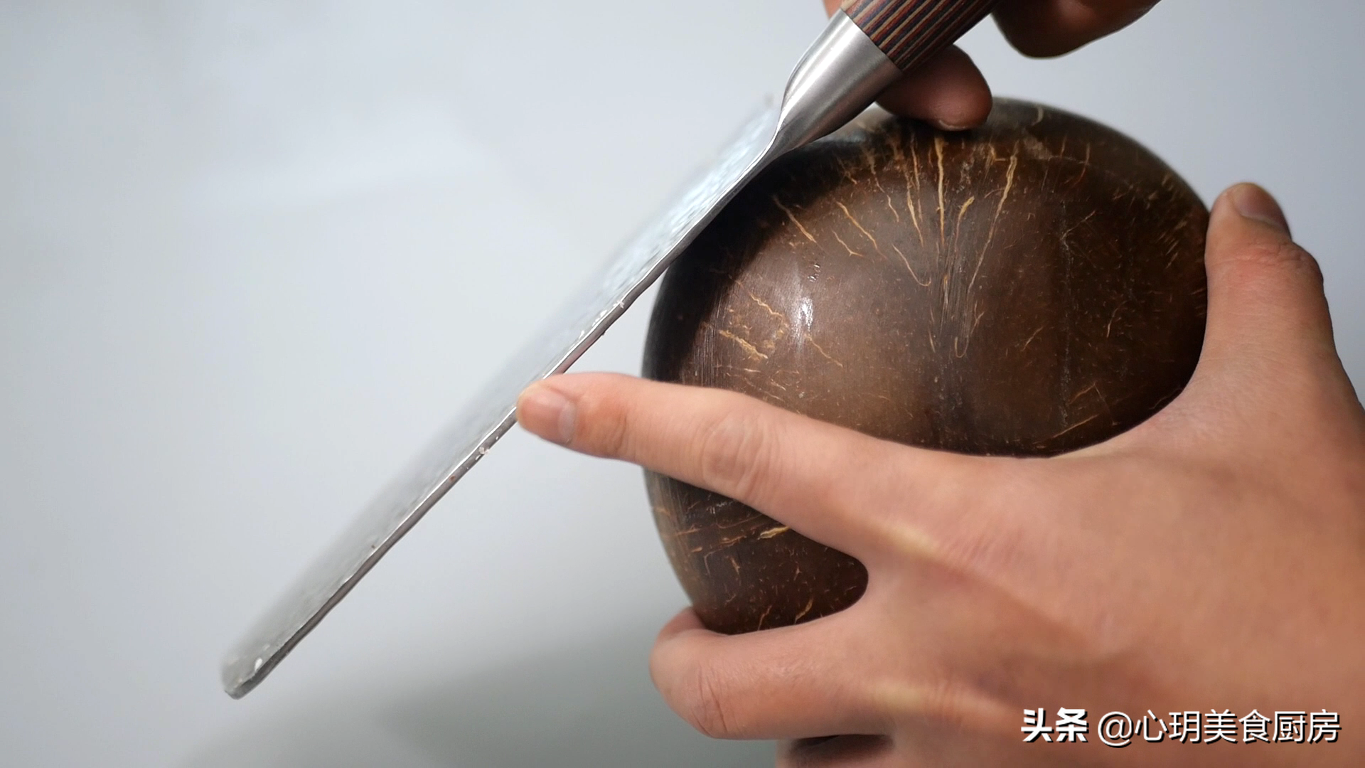 椰肉怎么取出来方便（简单五步取出椰肉很轻松）