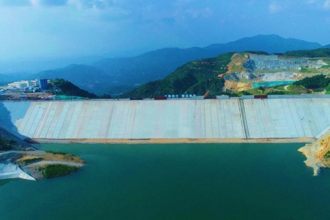 梅蓄公司执行董事朱金华;梅州市委副书记王庆利,五华县委书记朱少辉