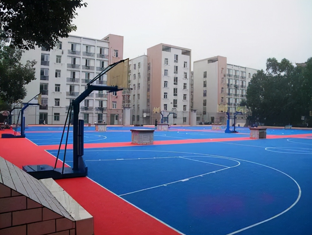 学校篮球场想要翻新，最适合选择哪一种球场材料