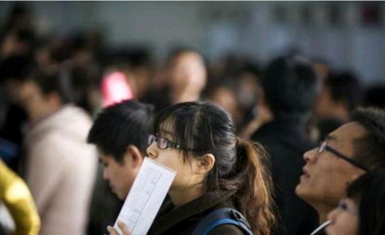 没有对比就没有伤害，大学生成为公务员，干8个月左右挣了5万多