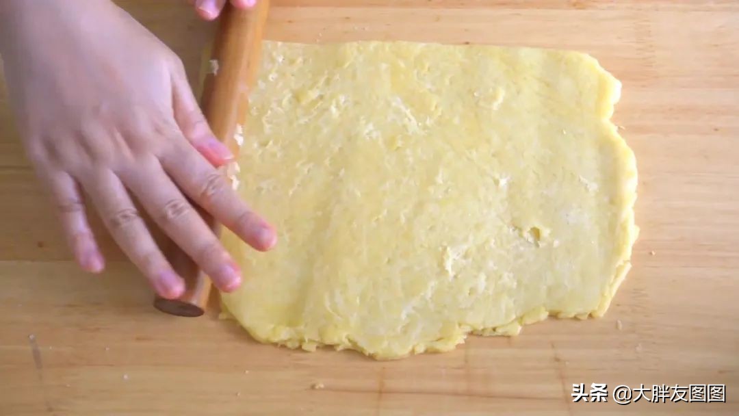 你吃过蛋糕饼吗？外脆里软的粗点心，看着就馋了