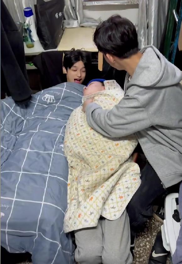 大学男生宿舍上演“怀孕生子”大戏，表情到位，情节逼真