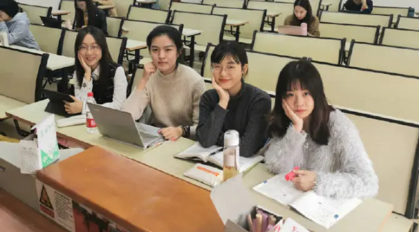 中国地大女神寝室，八位美女全部保研，颜值更是令男生“心动”