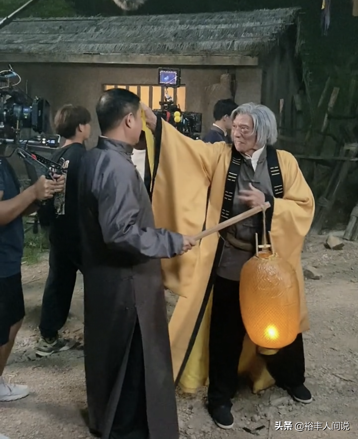 65岁袁祥仁定居内地不言休！演绎新角色僵尸道长，40度高温仍坚持