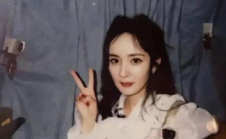 杨幂受伤后首现身