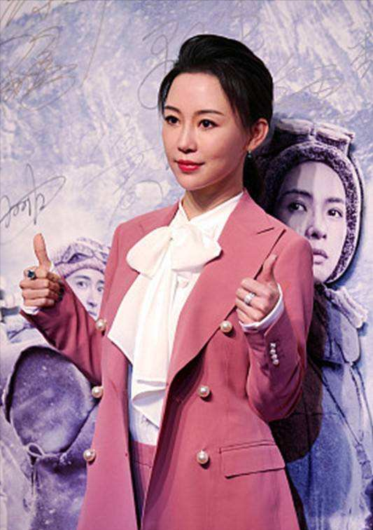 潘晓婷身材真不错,坐姿也看不出腰腹赘肉,粉色西装穿得知性温柔