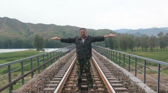 油罐火车被放羊人拦住，政府却奖励了30万元，他后来过得咋样？