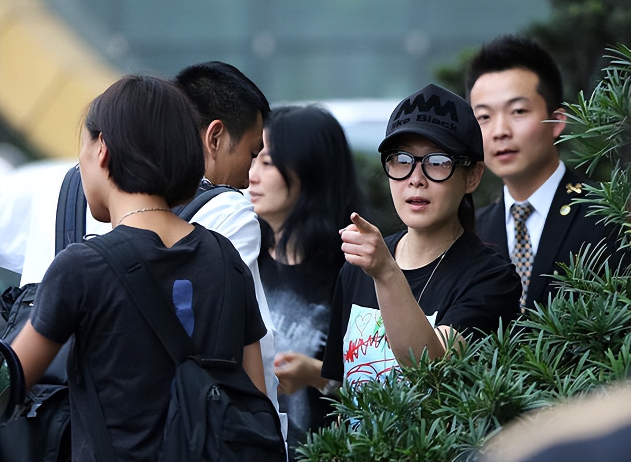 刘若英嘟嘴自拍，53岁还很纯真的漂亮，就算皱纹多也看着舒服的