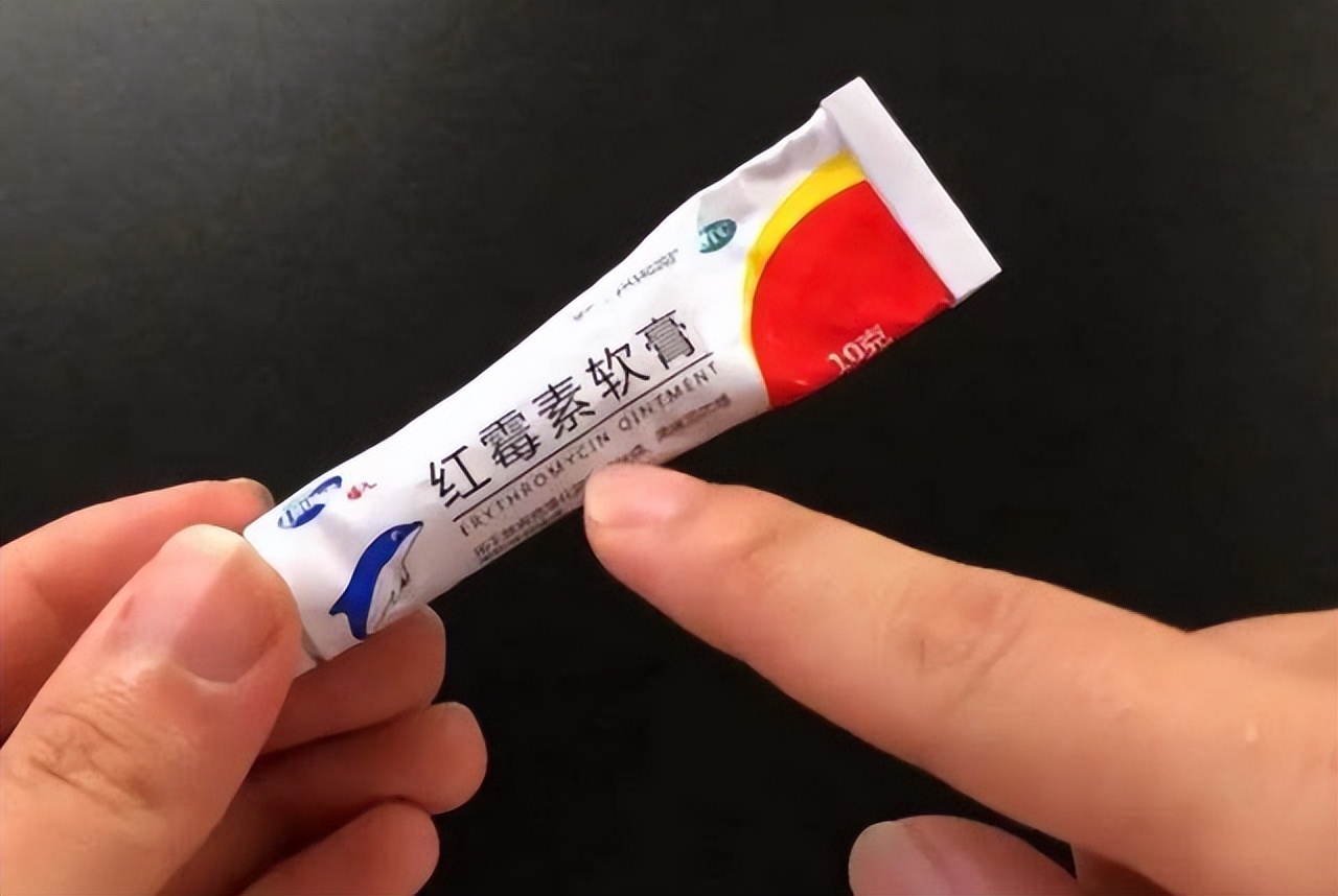 红霉素软膏，在眼部涂两下，对身体影响有多大？建议来了解下