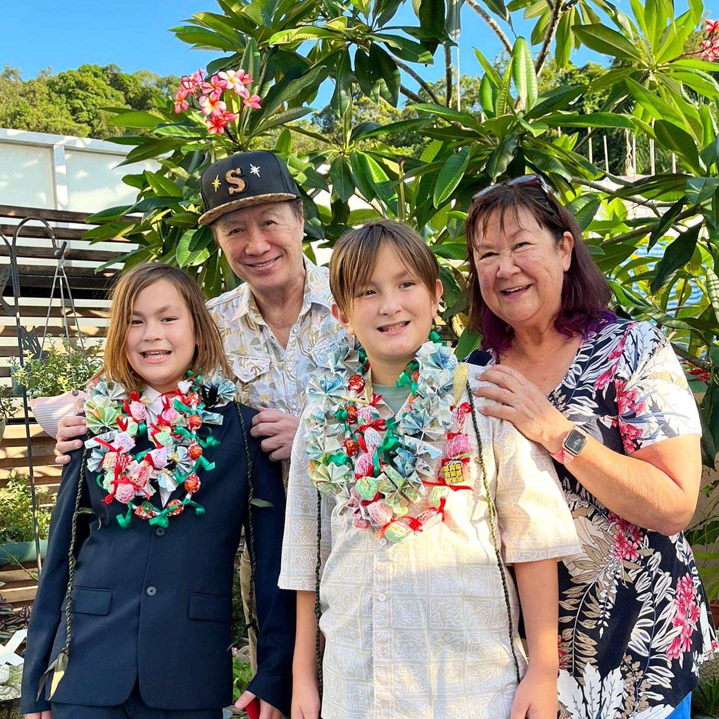 歌王许冠杰一家六口现身，混血妻子身材发福，双胞胎孙子似外国人