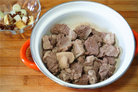 羊肉萝卜粉丝汤，暖胃暖心很滋补，家常制作超简单