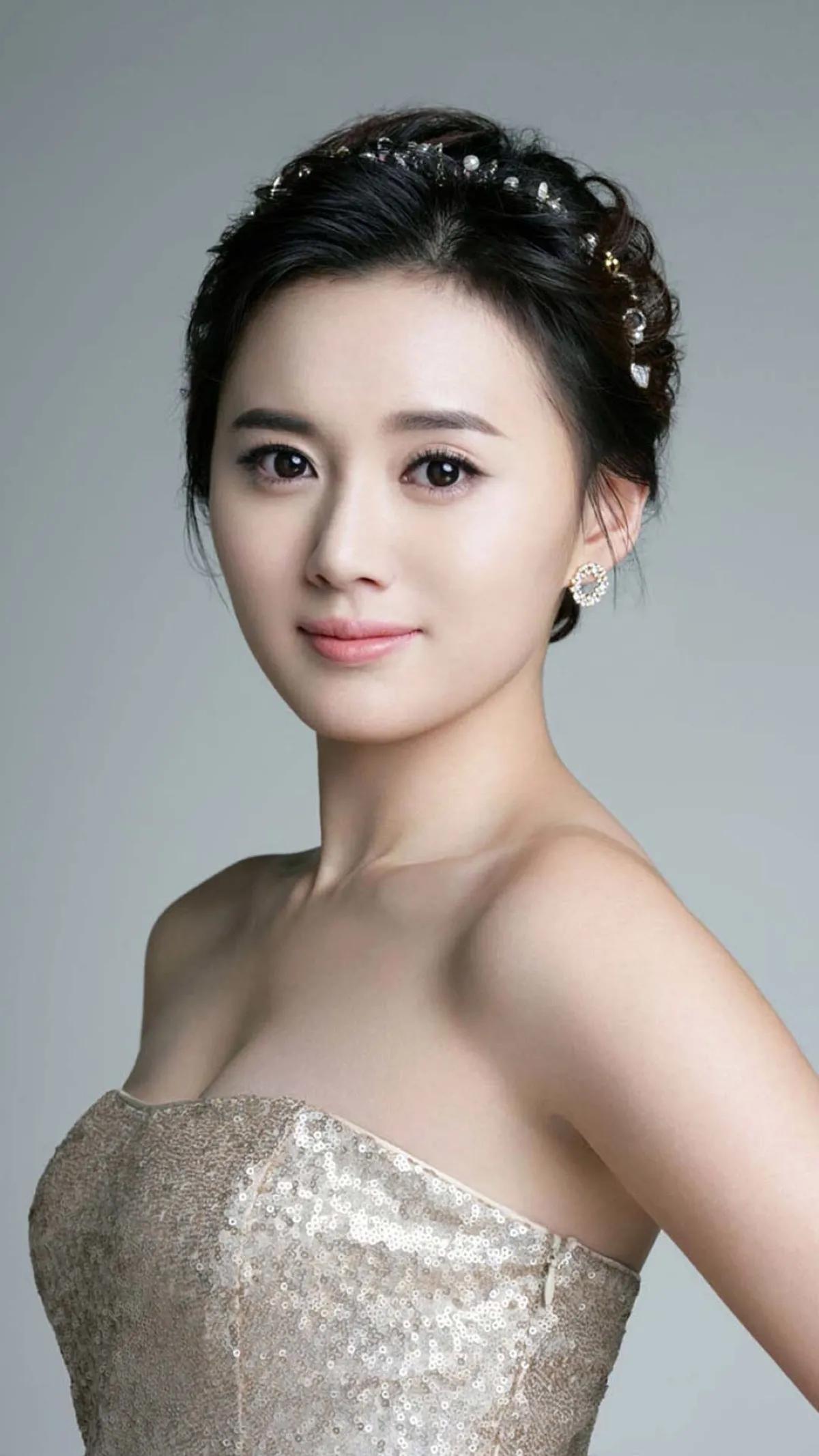 江铠同貌美如花，气质优雅