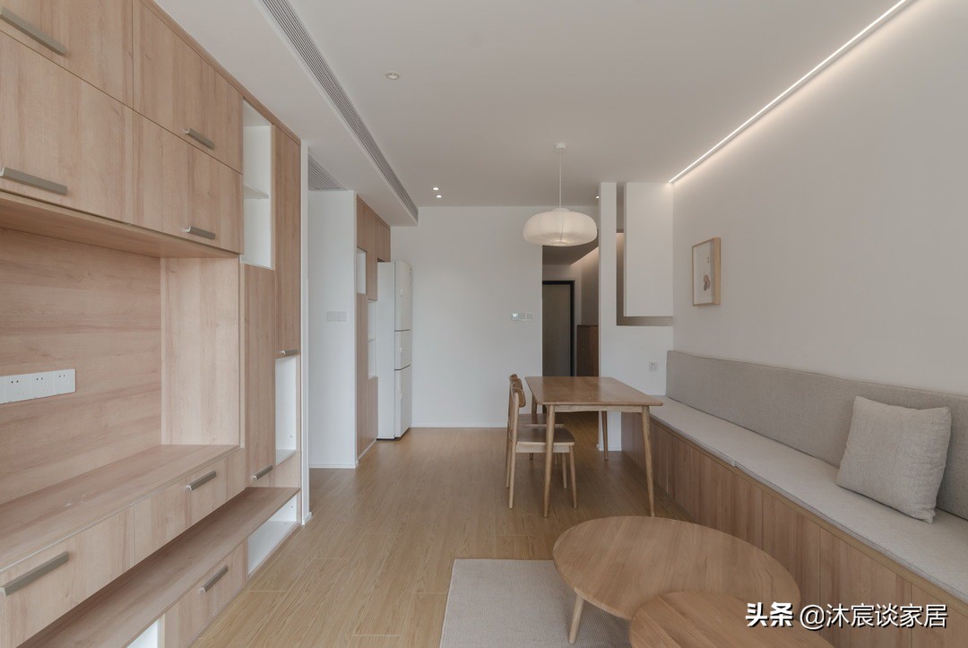 虽说她家不大，但制作通长型卡座，美观又实用，是小户型装修典范
