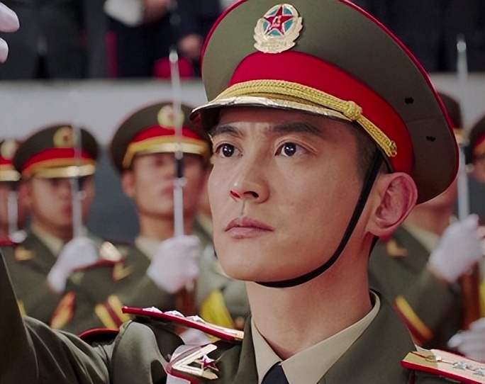 摘皇家警徽，无误差手表，放5次烟花，8部细节拉满的回归题材电影