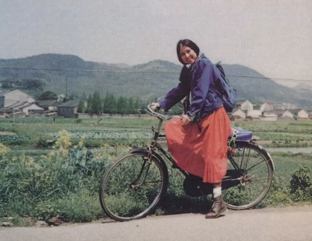 三毛与荷西,真如她笔下所描述的那般甜蜜?邻居:她一厢情愿罢了