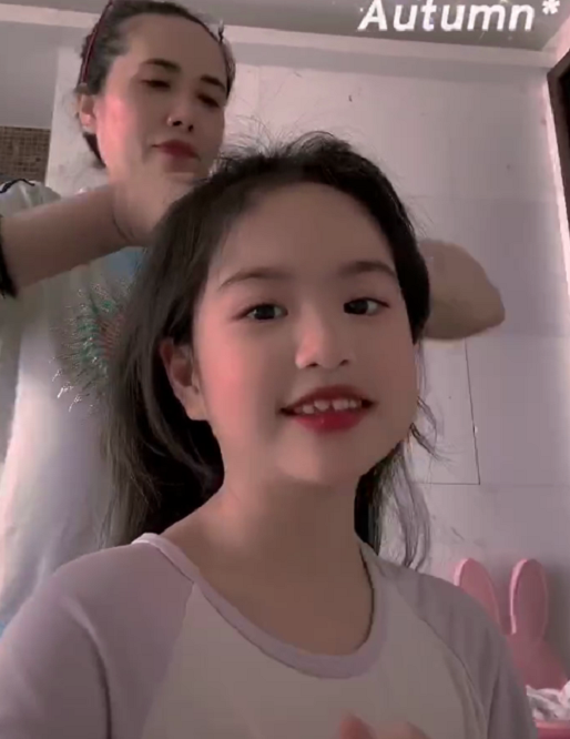 包贝尔女儿晒日常，7岁饺子眨眼放闪气质显成熟，被喊话整牙齿