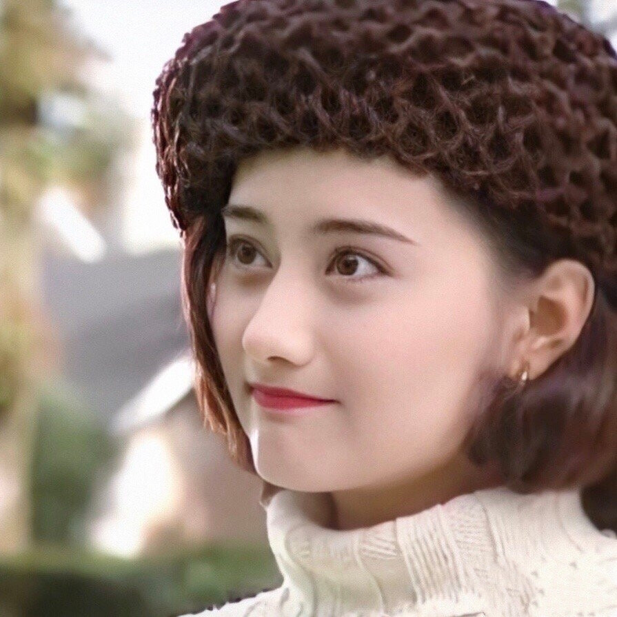 早年演绎《一帘幽梦》的时候,陈德容扮演的紫菱就是以眼睛美而给观众