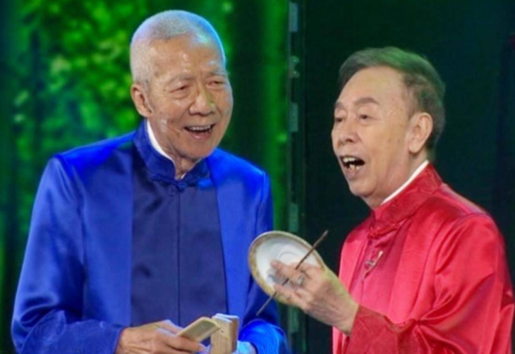 两位相声大师罕同框！85岁黄俊英精神好，87岁杨达坐轮椅行动不便