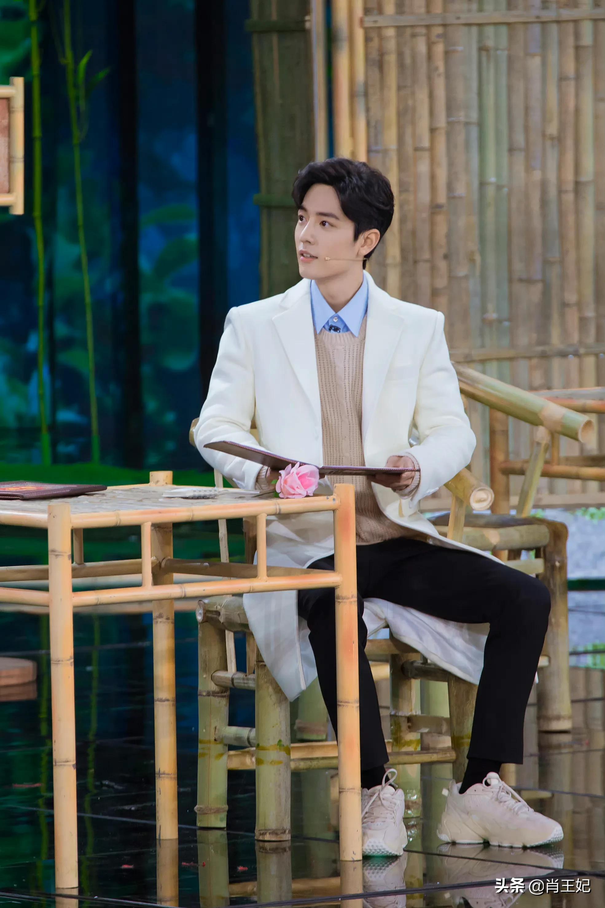 桃桃的一组生图,肖战的眼睛真好看,灵气逼人鲜花与少年绝配