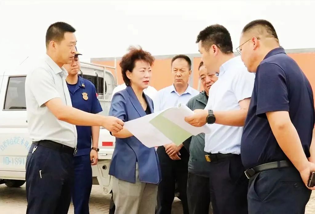 区领导调研新能源充电站（桩）项目建设情况
