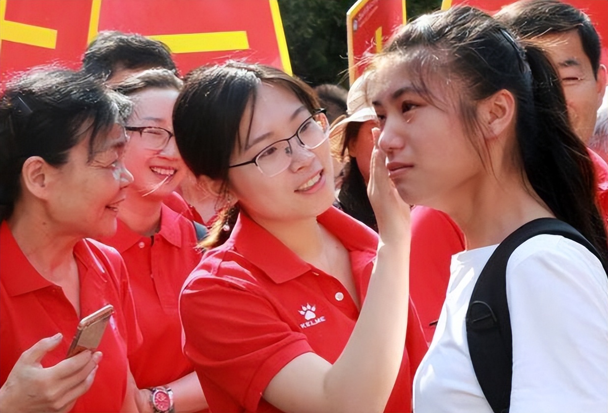 高考将至，家长需要穿旗袍手捧鲜花陪考吗？一线老师对此给出回应