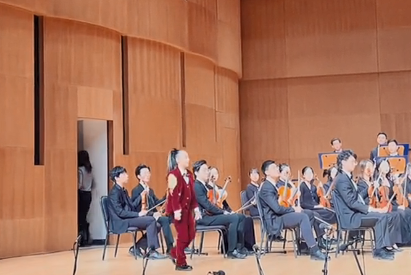 9岁甜馨参加钢琴演出！穿红色西装好帅气，裤子太长走路超大步
