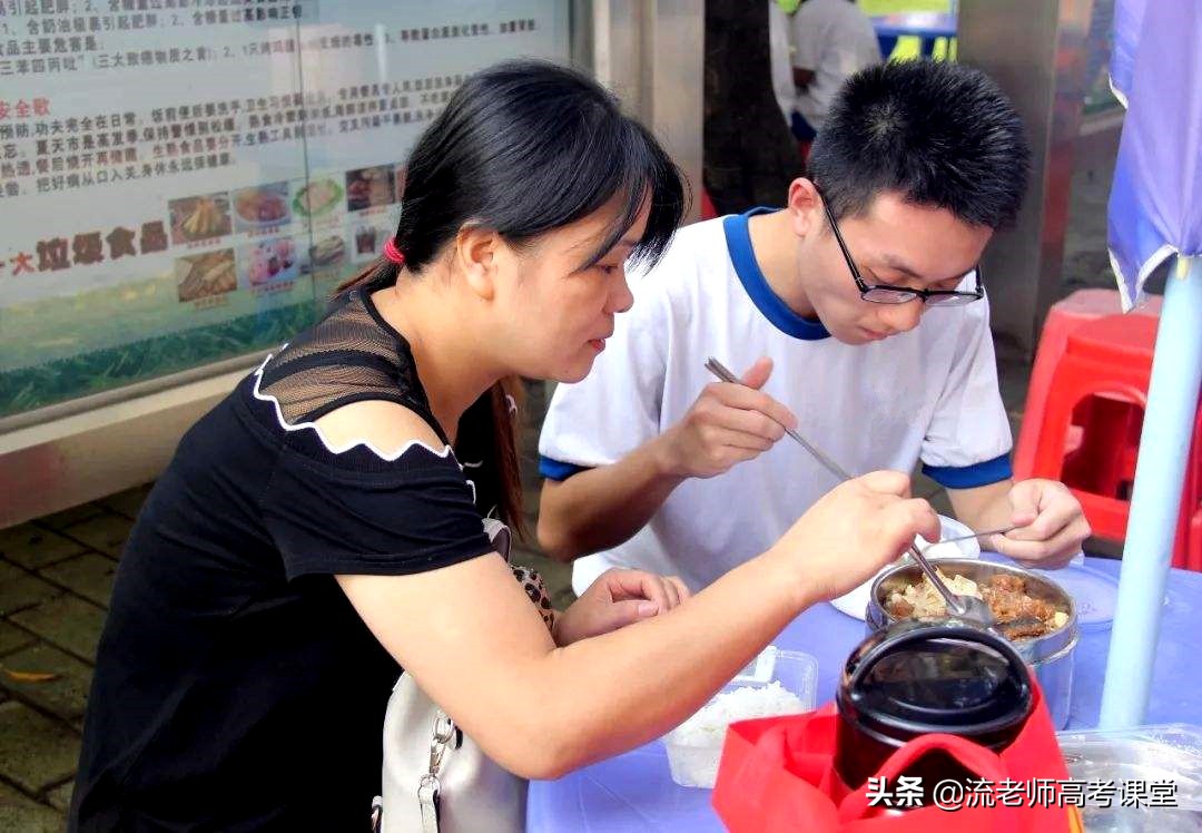 2022高考倒计时一个月，考生需要做好两件事，家长更要做好一件事