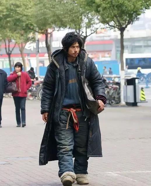 始终都是标志性的衣衫褴褛,蓬头垢面,靠着捡垃圾维持生活,一直给予
