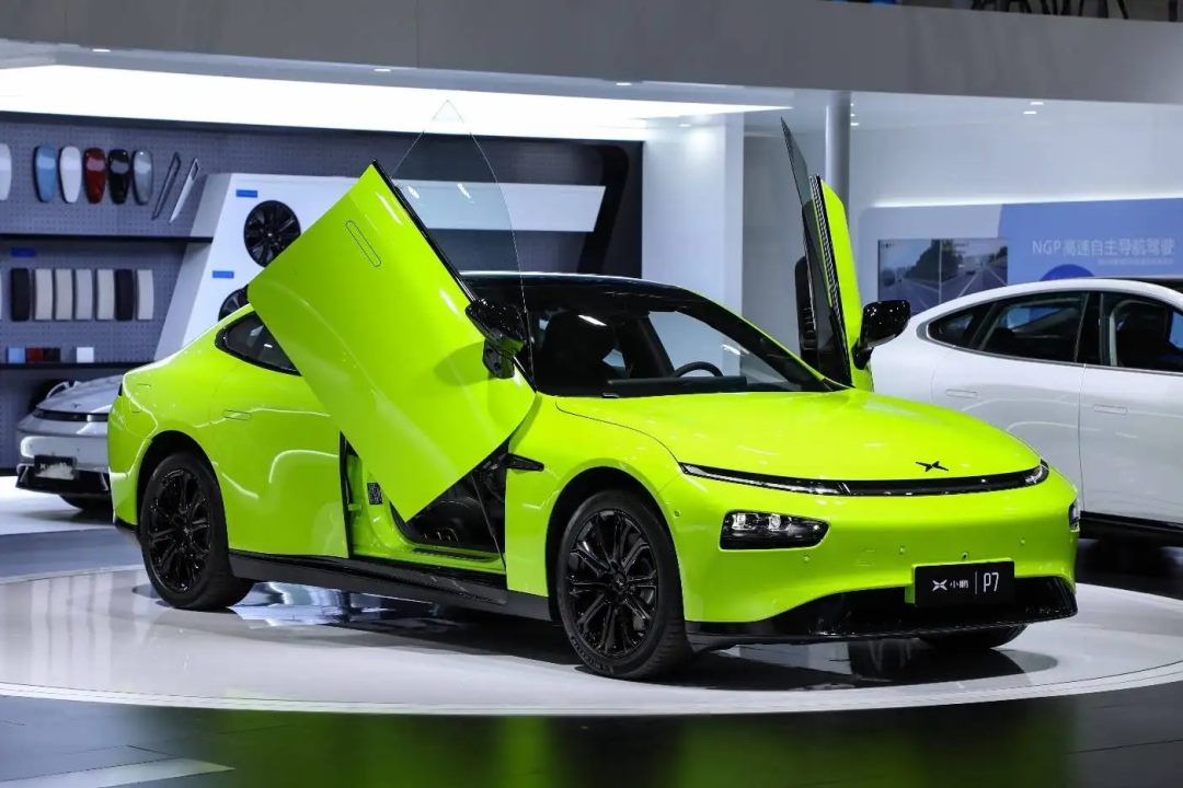 比亚迪海豹为啥火爆？预定车主：它平替奔驰实现了我的梦