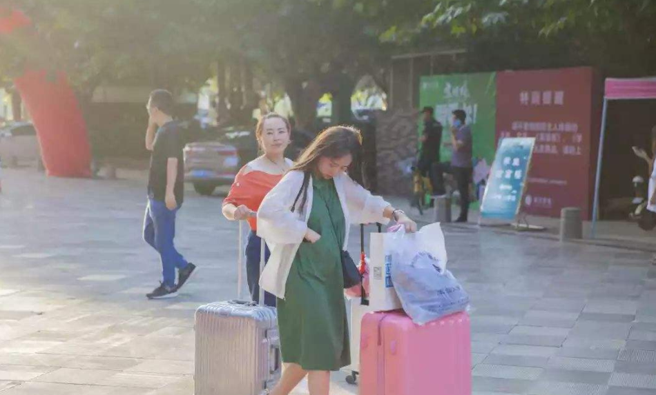 陕西现“最豪”大学，包高铁送大学生回家，真是太有“排面”了