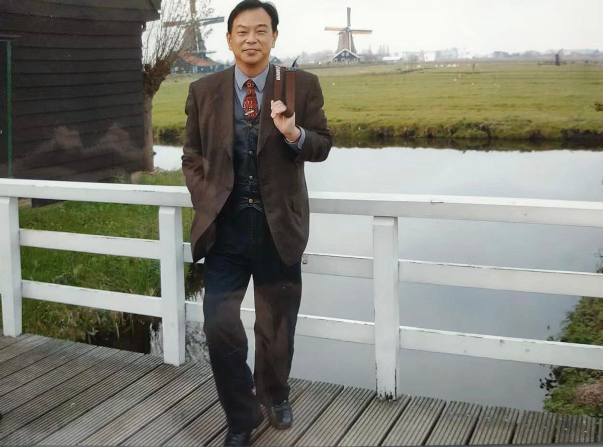 来到只有四万多平方公里的荷兰，在风车村看郁金香穿木鞋