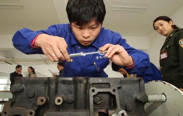 两大行业出现用工荒，月薪近万仍没人理，喊就业难的大学生哪去了