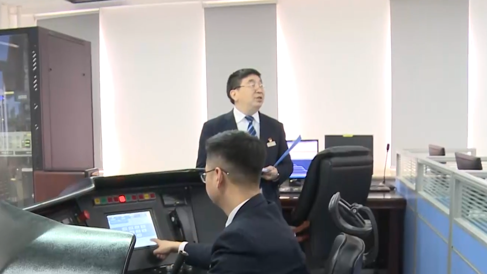 高铁司机每天上班4小时，那月薪有多少？什么样的人才能胜任？