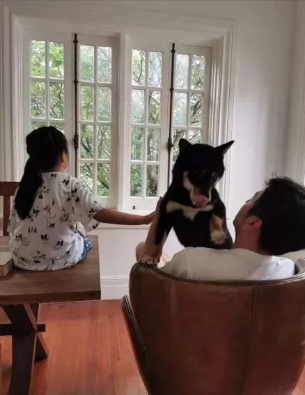 雷佳音老婆翟煦飞：老公粉丝千万合作美女无数，她为何从不秀恩爱