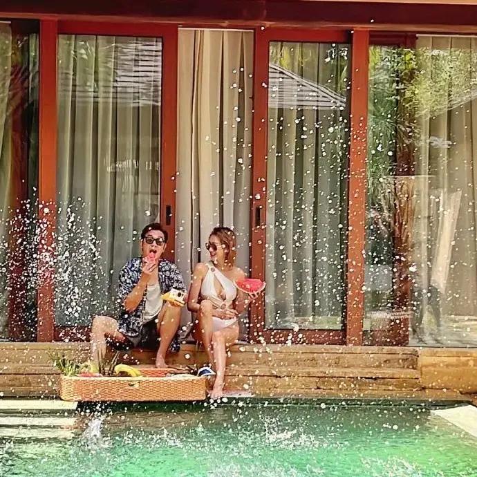 蒋丽莎与陈结婚11周年时拍照留念，并身着泳衣展现出良好的身材