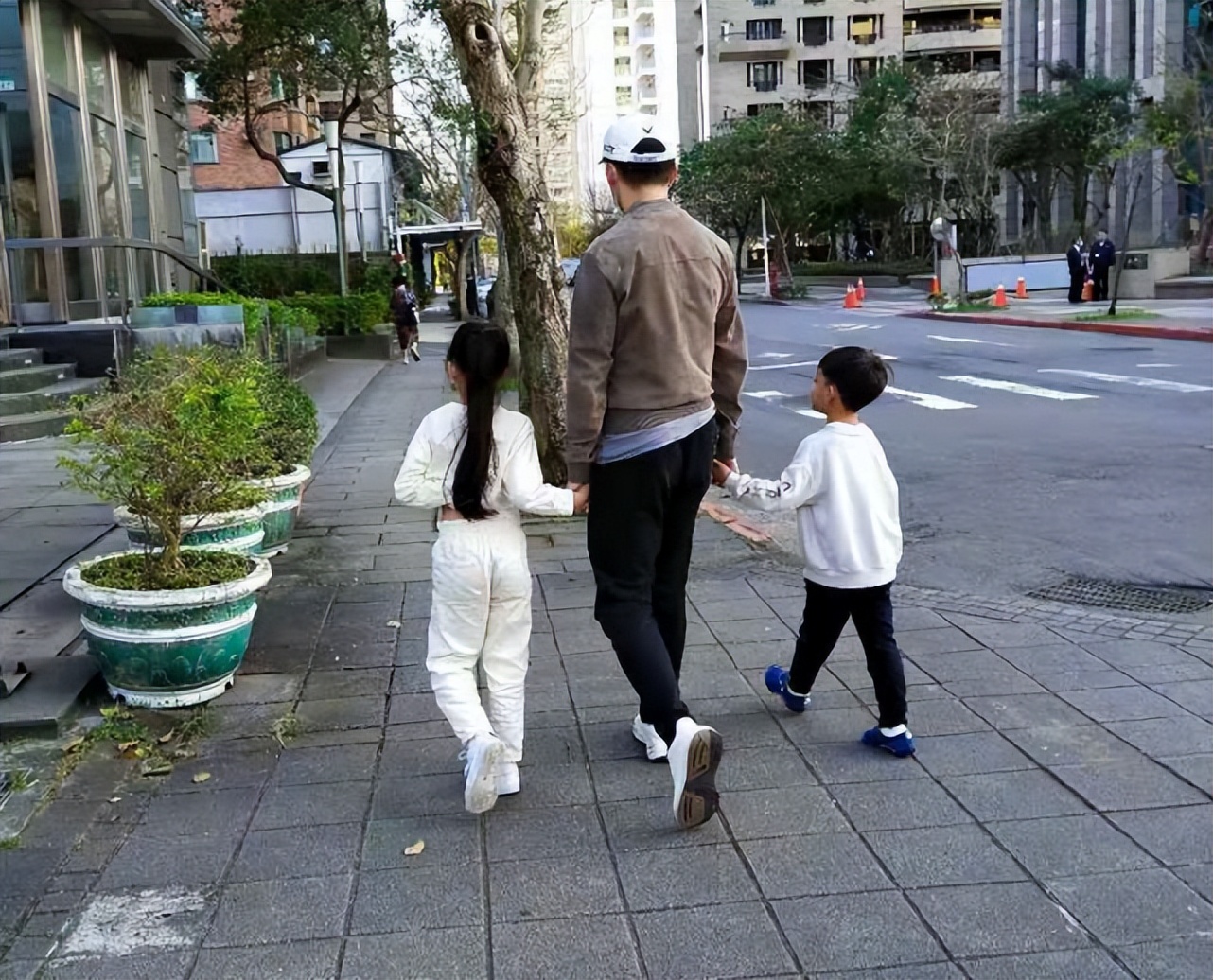 汪小菲隔空喊话大S，不允许儿女叫具俊晔爸爸，公开表态想要孩子