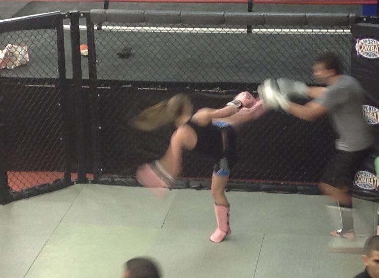 好莱坞美少女爆红！金发碧眼身材火辣，却被骂丑直播爆哭？