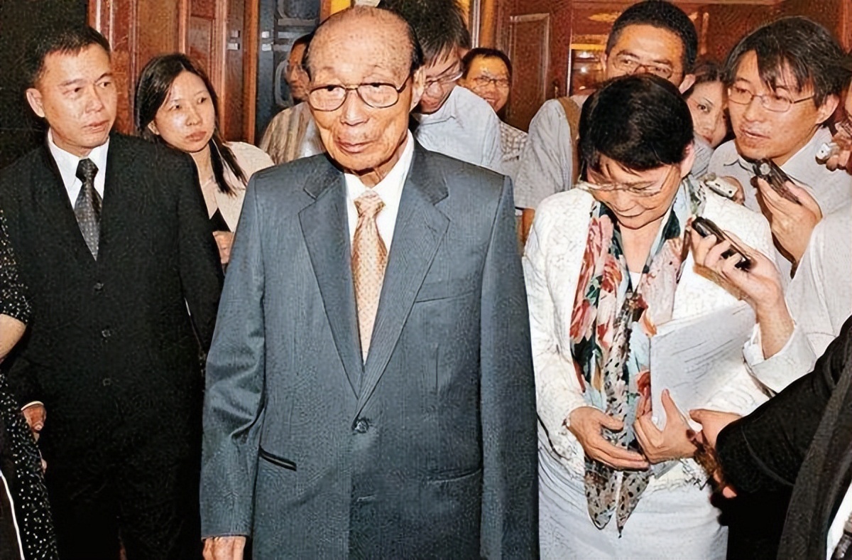 邵逸夫成电影大亨后，担心过不了66岁大关，打造两副小棺材辟邪