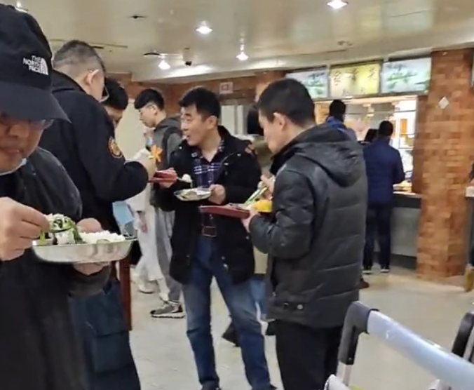 北大食堂出现“站饭文化”，在校生出面解释，难怪韦神喜欢吃馒头