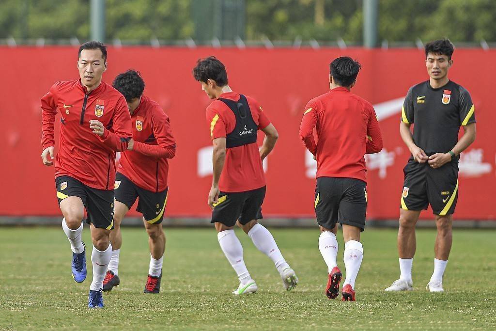 为什么中国人不看世界杯(阿曼记者：中国男足为什么进不了世界杯？李霄鹏4字回应，太扎心)